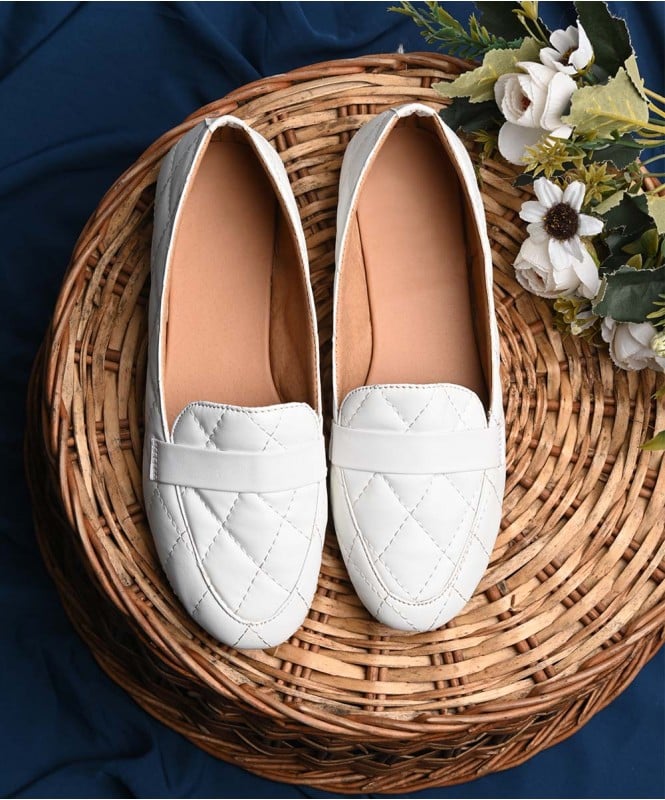 White Quilted pump with saddle