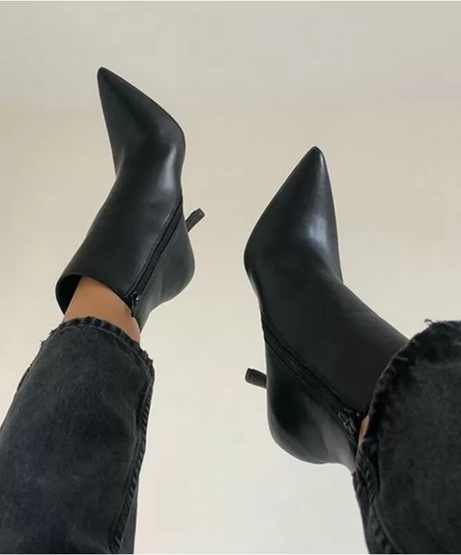 Black pointed pencil boot