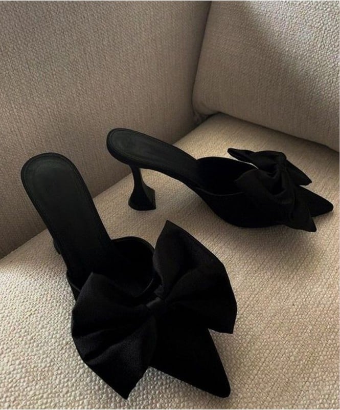 Black pointed bow heel