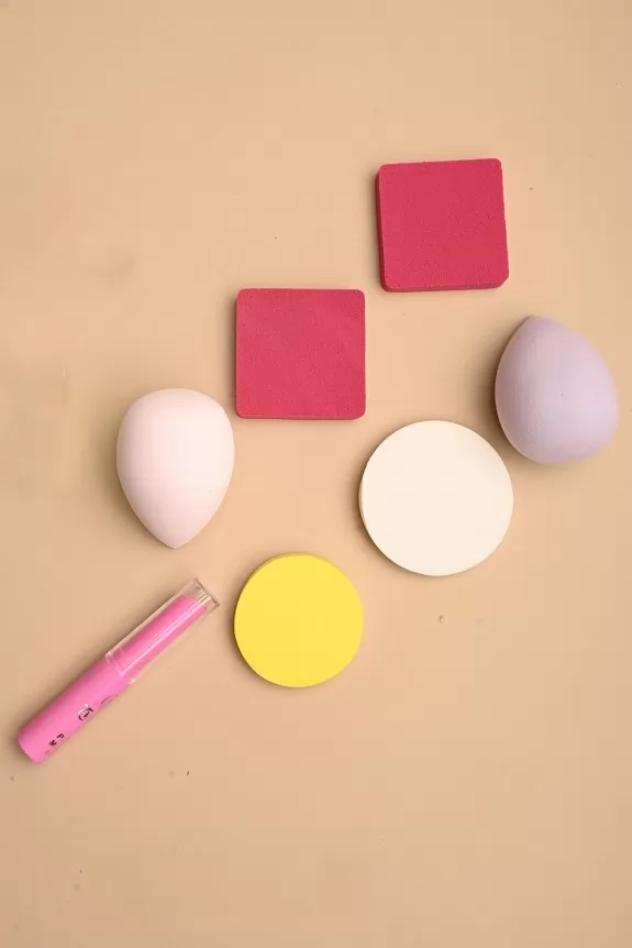 Set of 6 - Makeup Sponges with lip balm