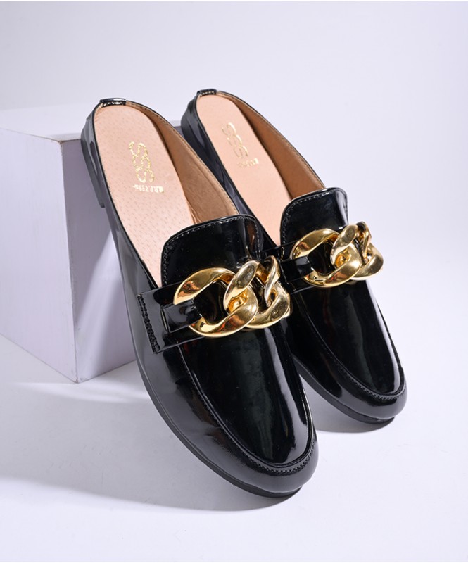 Black patent chain detailed mule