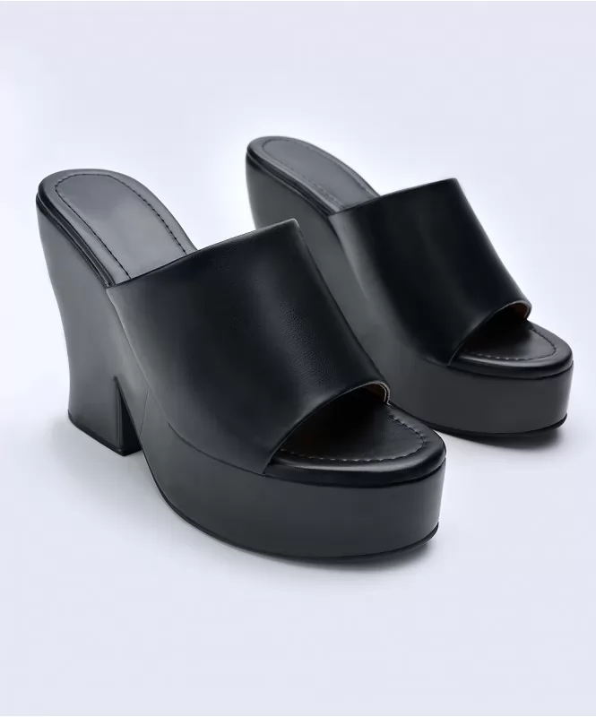 Classy bold & black wedges 