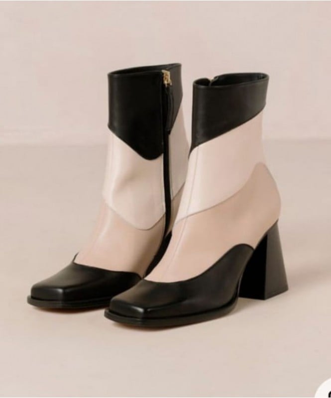 The earthy color block boots 