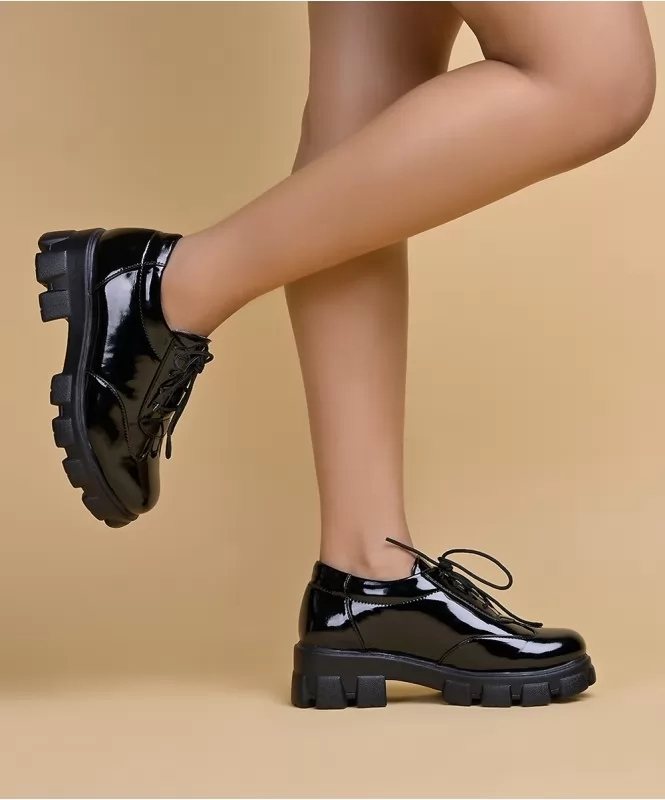 The black wing cap oxford shoes