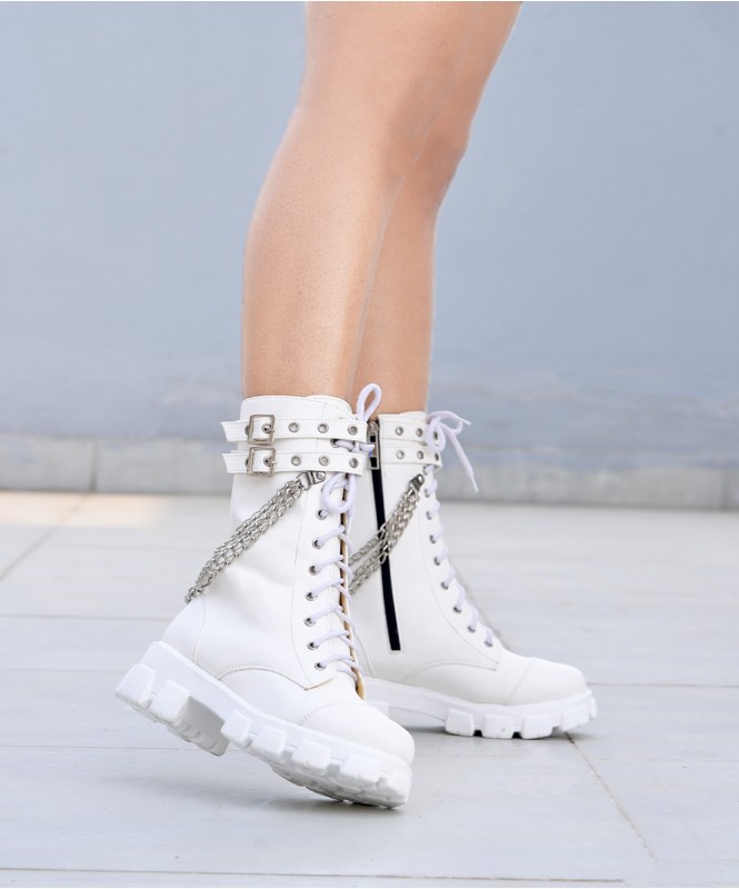 White chain detailed buckle boots 