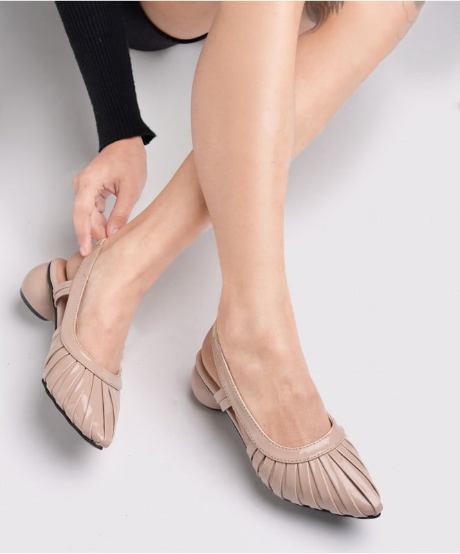 The strappy cut beige heels 